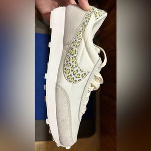 Women’s Nike Daybreak SE 8 Sail/Sail-Lt Lemon Twist-Black *NIB never worn*